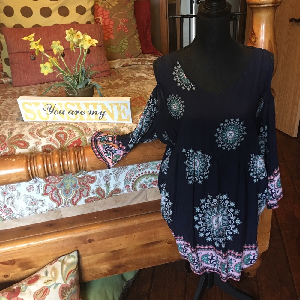Women’s cold shoulder by simply aster size 2X